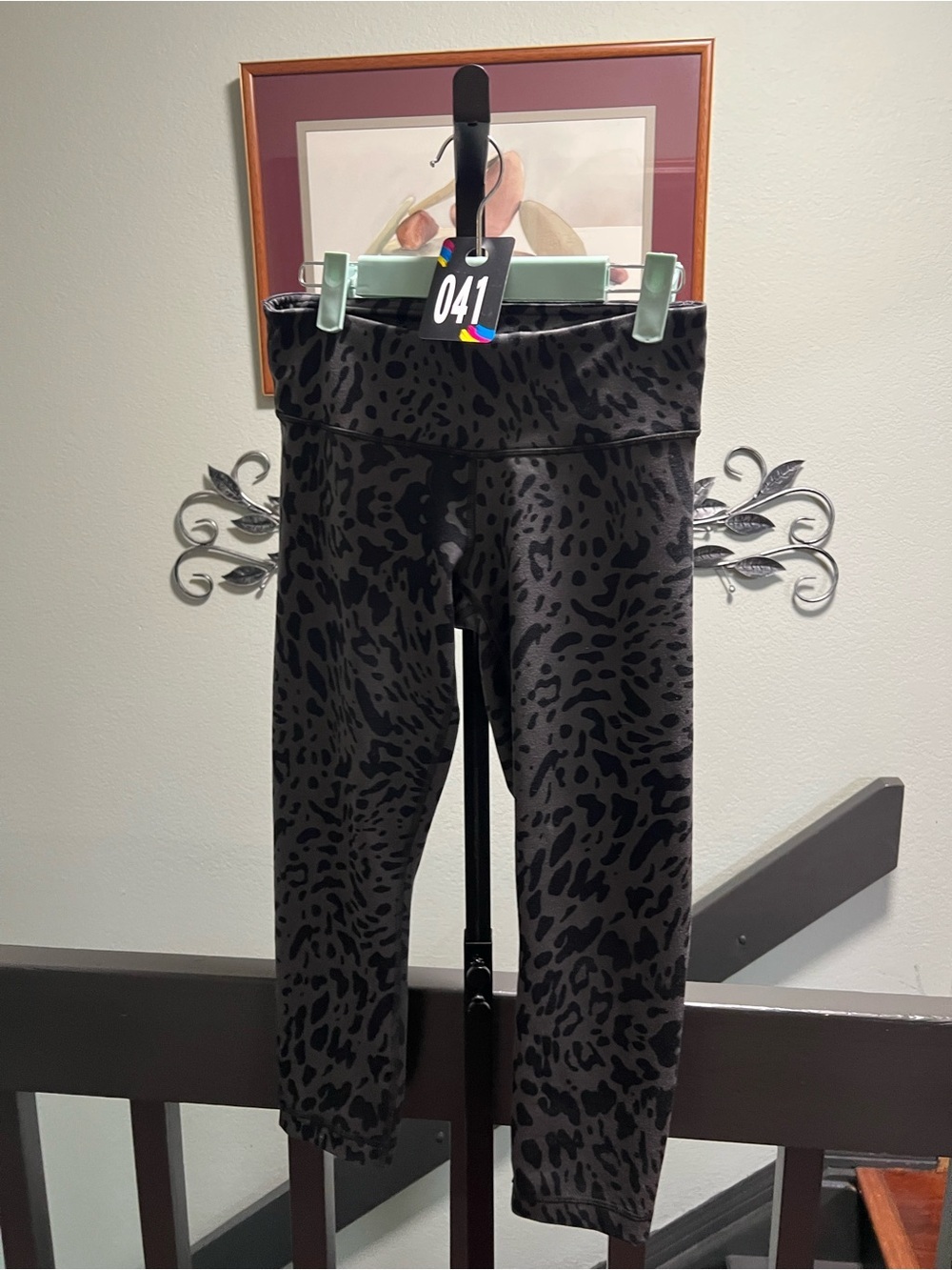 lululemon athletica Black & Gray Chetah Capri Leggings Small #DC041